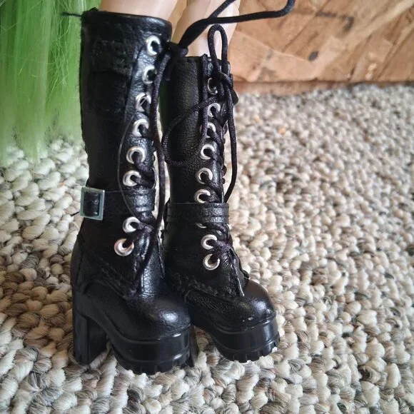 RAINBOW HIGH THE JADE HUNTER DOLL-2019 - Picture 3 of 5